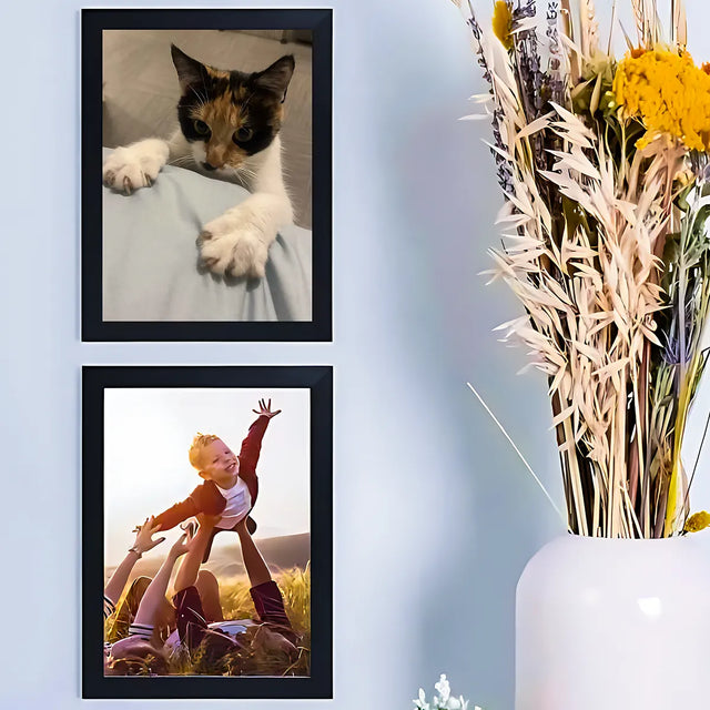 Cadre Photo Personnalisé Les Bois d'Aurore avec photos encadrées de chat et d'enfant en noir