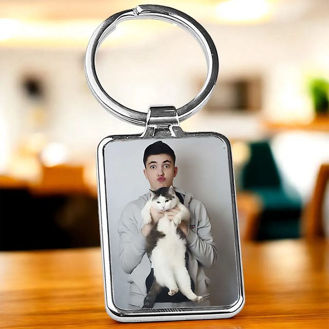 Porte-Clé Personnalisé avec photo d'un jeune homme tenant un chat noir et blanc, cadre métallique brillant