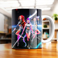 Mug Huntrix Kpop Demon Hunter Les Bois d'Aurore avec illustration de trois chasseuses de démons en style kpop