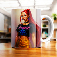 Mug Mira Kpop Demon Hunter avec illustration d'une fille aux cheveux rouges portant un t-shirt noir et un pantalon jaune