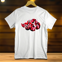 T-Shirt Akatsuki blanc avec design rouge des personnages de l'Akatsuki imprimé au centre