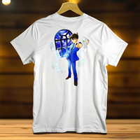 T-Shirt Conan Edogawa blanc avec illustration animée de Conan en costume bleu