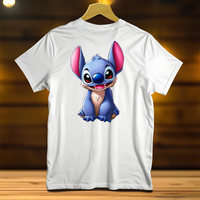 T-Shirt Stitch blanc avec impression colorée du personnage Stitch assis sur fond en bois