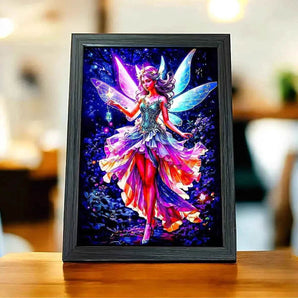 Tableau encadré d'une fée aux ailes lumineuses et à la robe colorée dans un décor nocturne.
