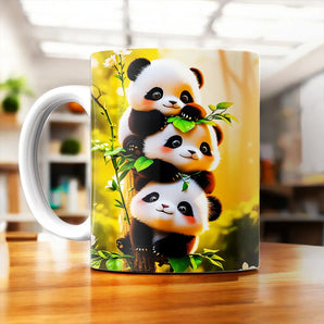Mug 3 petits Pandas: trois pandas illustrés empilés sur des branches, fond jaune, design tendre.
