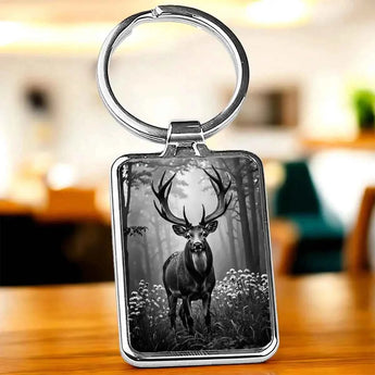 Porte-clés rectangulaire argenté avec image d'un cerf en noir et blanc.
