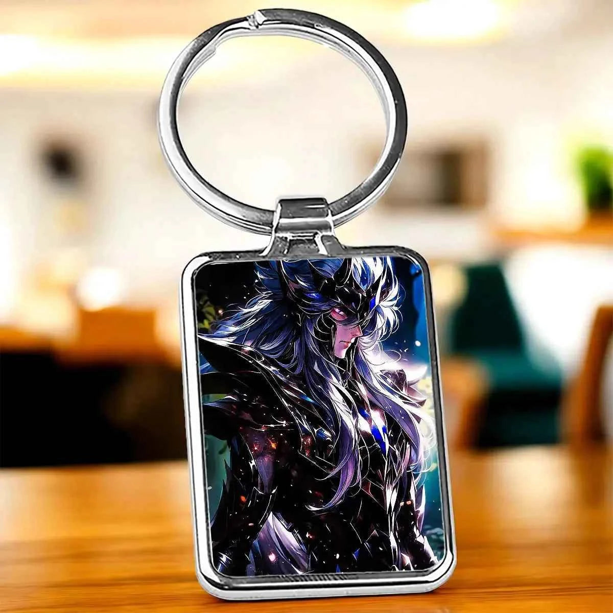 Porte-clés rectangulaire argenté avec illustration de personnage de manga en armure noire et argentée.
