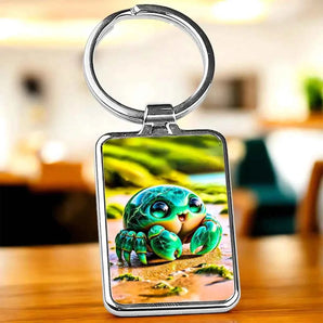 Porte-clés en métal avec une image d'un crabe vert mignon sur une plage.