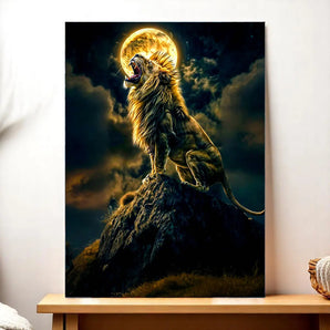 tableau lion haut de gamme montrant un lion rugissant sur un rocher sous une lune dramatique et des nuages