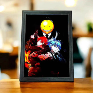 Image encadrée d'anime avec des personnages aux cheveux rouges et bleus, et un visage souriant jaune.
