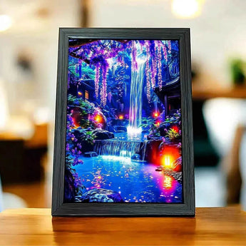 Tableau encadré représentant une cascade et des lanternes dans un style fantastique.
