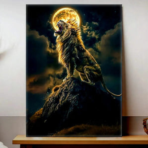 tableau lion haut de gamme montrant un lion rugissant sur un rocher sous une lune dramatique et des nuages