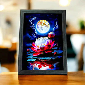 Tableau encadré d'un lotus sous la pleine lune.