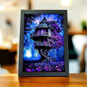 Tableau encadré d'une cabane dans les arbres fantastique, tons bleus et violets.