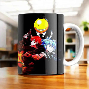 Mug noir avec illustrations d'anime, personnage jaune souriant, cheveux rouges et bleus, sur table en bois.