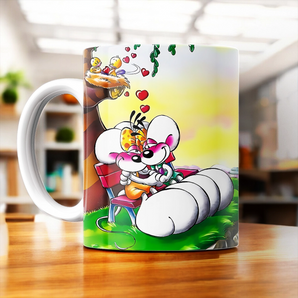 Mug Diddl personnalisé avec un design coloré de Diddl et ses amis sur un banc en plein air