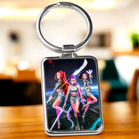 Porte Clé Huntrix Kpop Demon Hunter avec design de trois personnages féminins en tenue futuriste