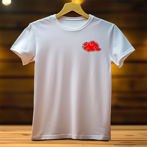T-Shirt Akatsuki blanc avec logo nuage rouge Les Bois d'Aurore sur fond en bois