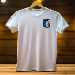 T-Shirt Eren blanc avec logo bleu et gris sur la poitrine de Les Bois d'Aurore