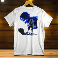 T-Shirt Eren blanc avec design animé bleu d'un personnage regardant une silhouette géante