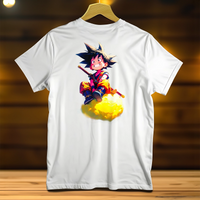 T-Shirt Goku blanc avec illustration colorée de Goku enfant sur un nuage jaune
