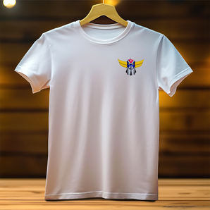 T-Shirt Goldorak blanc avec petit logo coloré sur la poitrine, design minimaliste Les Bois d'Aurore