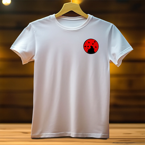 T-Shirt Madara blanc Les Bois d'Aurore avec logo rouge et silhouette noire sur la poitrine