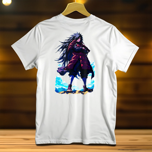 T-Shirt Madara blanc avec illustration de personnage animé debout avec manteau rouge