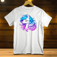 T-Shirt Petite Licorne blanc avec illustration colorée d'une petite licorne aux crins bleus et roses