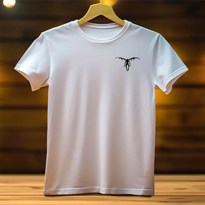 T-Shirt Ryuk blanc Les Bois d'Aurore avec petit motif noir d'aile sur la poitrine