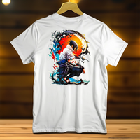 T-Shirt Sasuke blanc avec illustration colorée du personnage en position accroupie sur fond clair