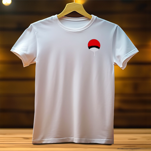 T-Shirt Sasuke blanc avec petit logo Uchiwa rouge et noir sur poitrine