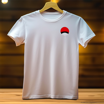 T-Shirt Sasuke blanc avec petit logo Uchiwa rouge et noir sur poitrine