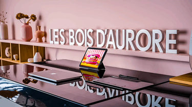 Tablette affichant une image colorée.
