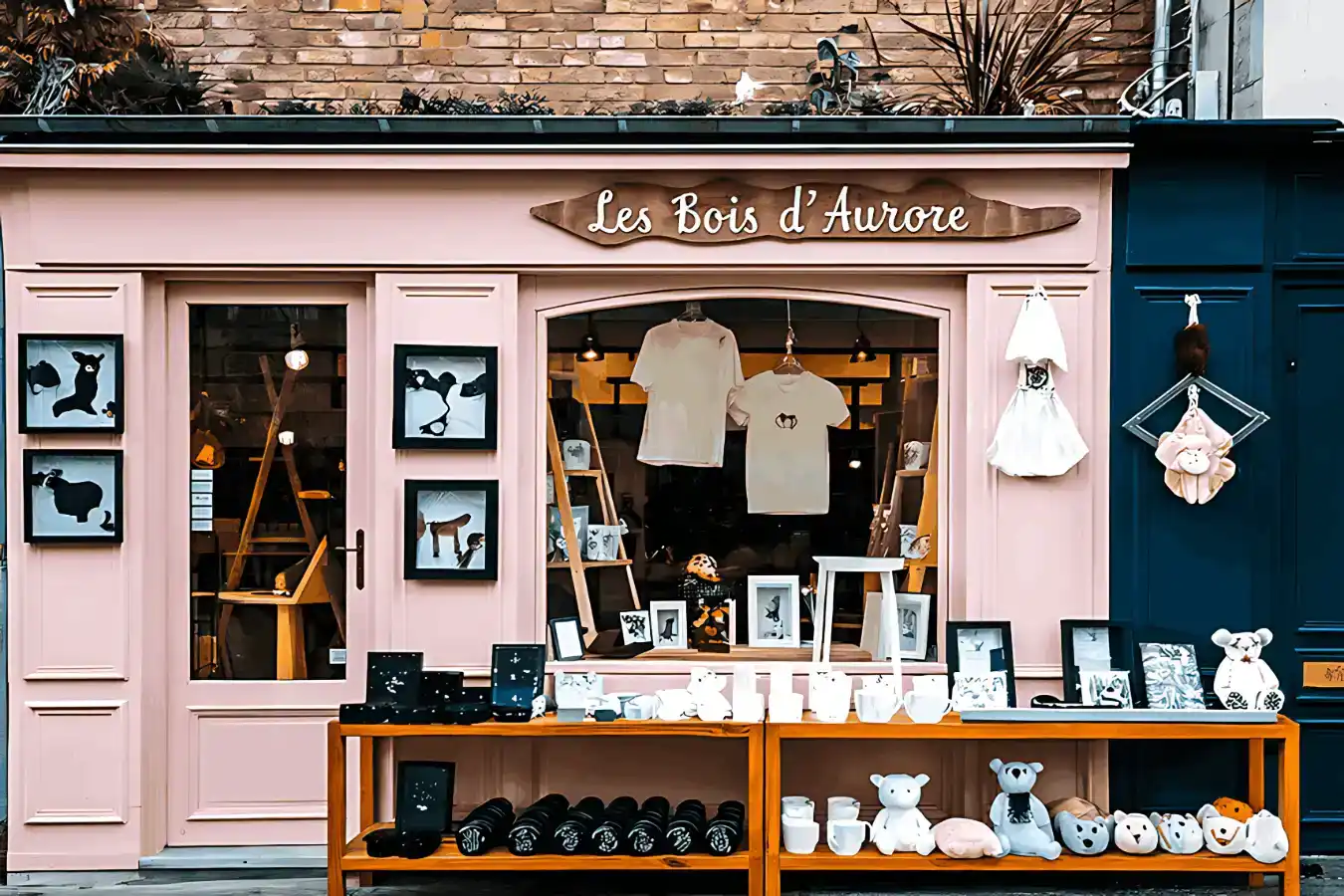Charmante vitrine avec façade rose.