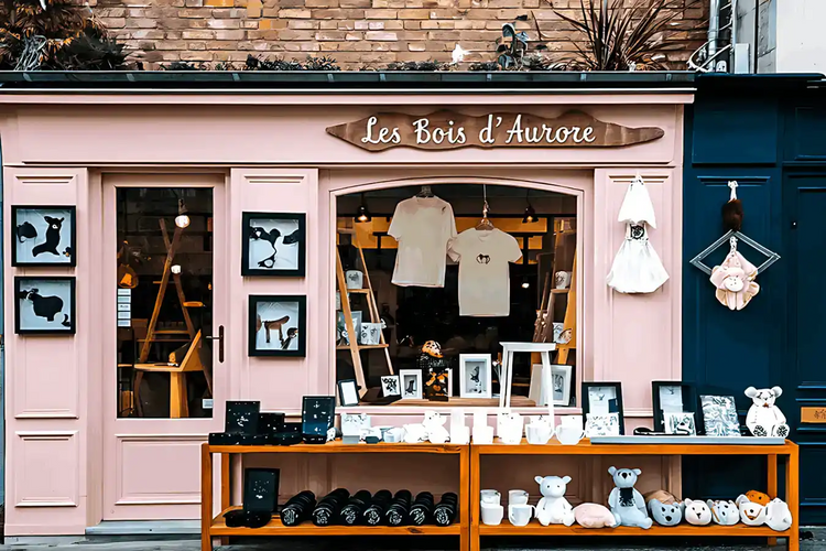 Charmante vitrine avec façade rose.